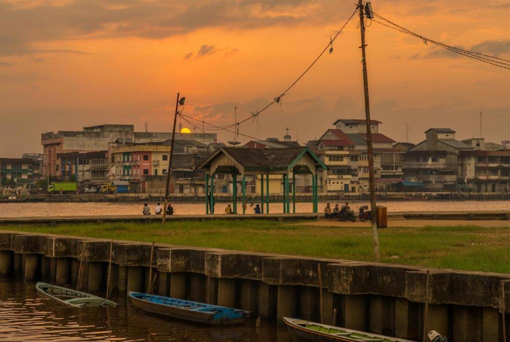 Borneo Hotel Понтианак Екстериор снимка