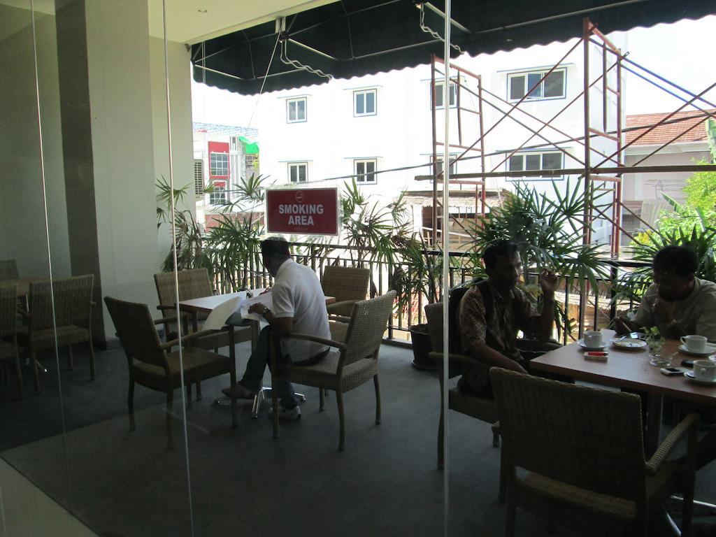 Borneo Hotel Понтианак Екстериор снимка