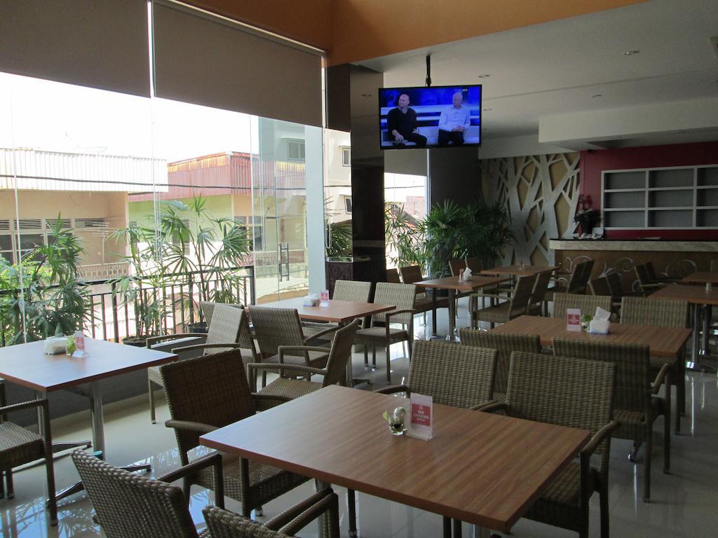 Borneo Hotel Понтианак Екстериор снимка